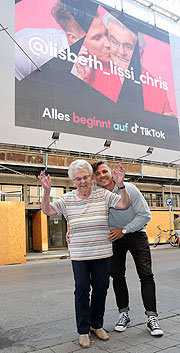 Christian "Chris" Kroemer zeigt seiner Großmutter Elisabeth ,aka "Lisbeth" oder "Lissy" Krömer das TikTok Poster in der Landwehrstrasse bei einem Besuch am 20.09.2020 (Photo: Gisela Schober/PR)